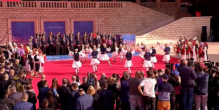 Samiti/ Rama shfaqje me këngë e valle për liderat europianë e ballkanikë (live)