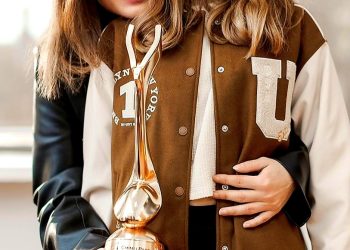 ME FOTO/ Elsa Lila  i dorëzon trofeun e fitores së bijës