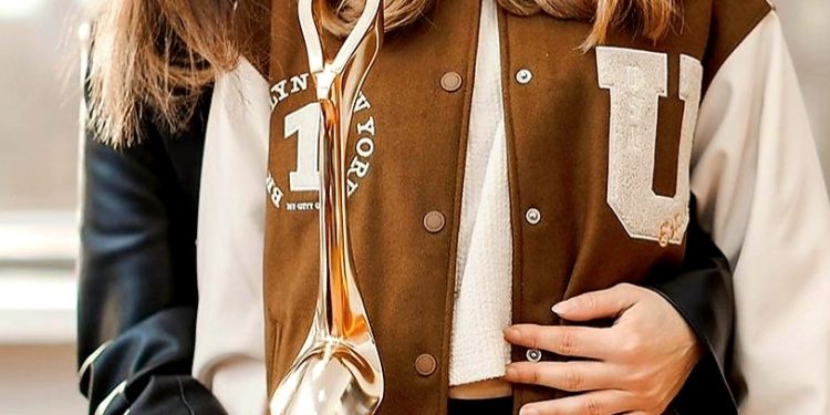 ME FOTO/ Elsa Lila  i dorëzon trofeun e fitores së bijës