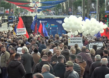 Dita e Samitit/ Protesta e Opozitës në Bulevardin Dëshmorët e Kombit (live)