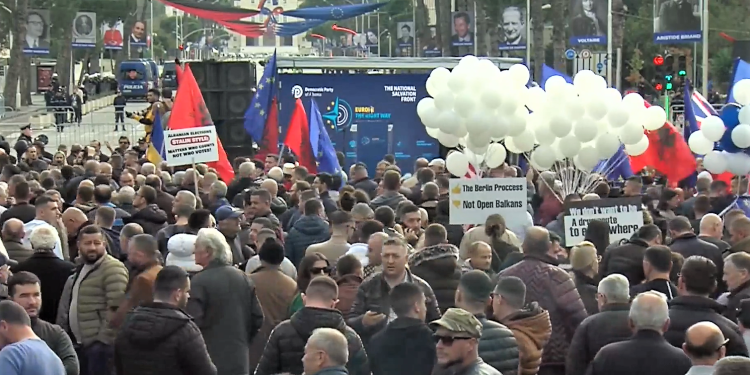 Dita e Samitit/ Protesta e Opozitës në Bulevardin Dëshmorët e Kombit (live)