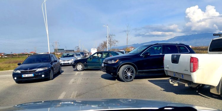 Rruga e Rinasit/ Aksidenti i radhës në kryqëzimin Bërxull-Laknas