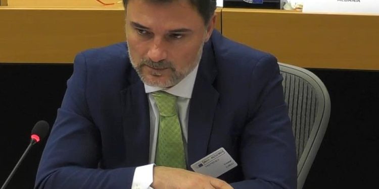 Thellohet përçarja e PD-së, Alibeaj përjashton nga grupi parlamentar 4 deputetë