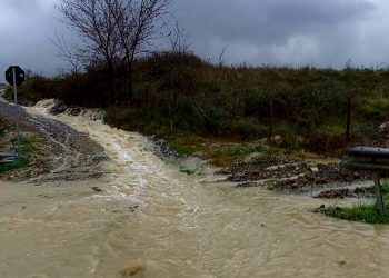 Përmbytet vendi nga stuhia e shiut dhe breshërit