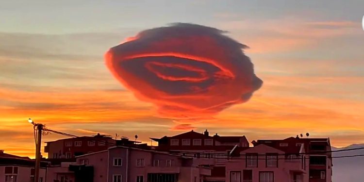 Reja-UFO habit banorët. Fenomeni i rrallë që u pa sot në Turqi