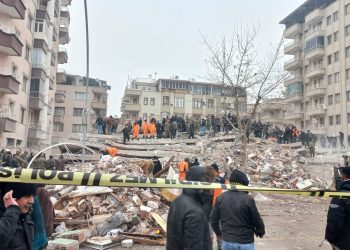 Tërmeti i fortë vë poshtë Turqinë: thuajse 300 të vdekur dhe mbi 2300 të plagosur