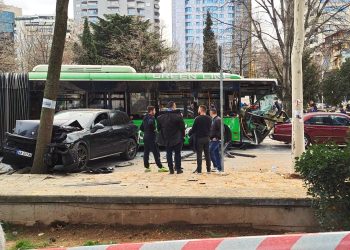 Kaos në Tiranë/ Autobusi i linjës përplas 11 makina pranë Tajvanit.  9 të lënduar në Spitalin e Traumës