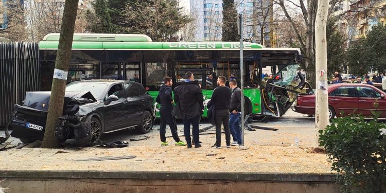 Kaos në Tiranë/ Autobusi i linjës përplas 11 makina pranë Tajvanit.  9 të lënduar në Spitalin e Traumës