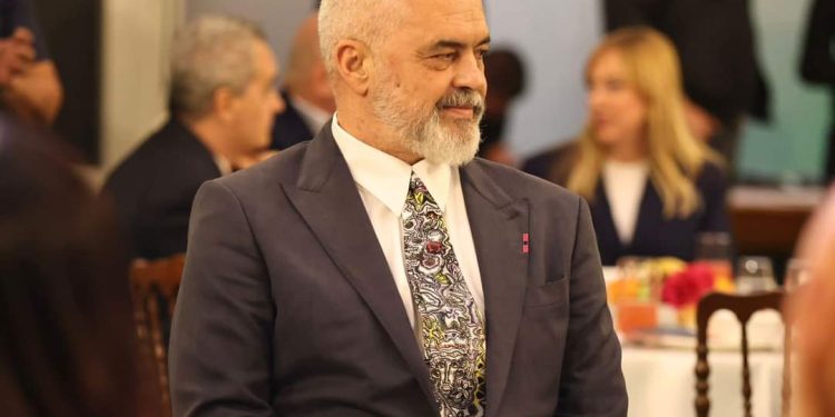 Me foto/ Pas operacionit, Rama shtron iftar në Pallat të Kongreseve. Ja kush ishin të ftuarit