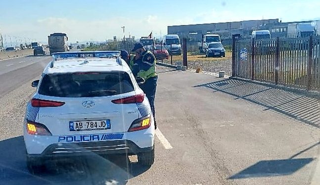“Po të del tym nga makina”/ Policia gënjen qytetarin. Për tjetër e ndalon, për tjetër e gjobit
