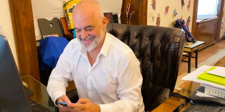 “Përpara, ta hongsha zemrën”, Rama ndez motorat e shfaqjes, ngacmon me këngën e fushatës