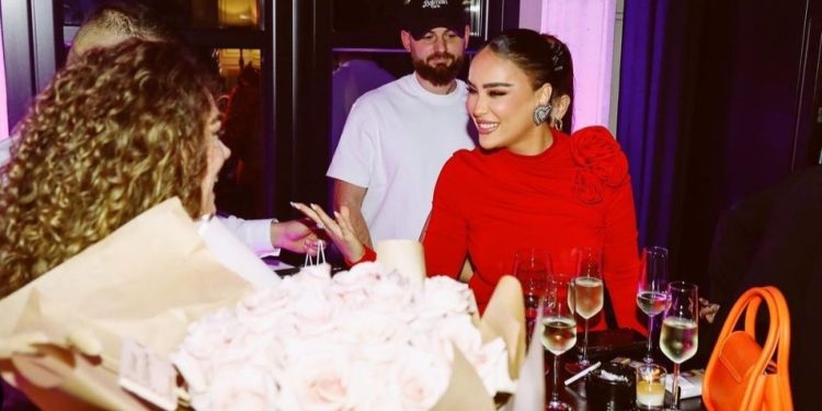 Me foto/ Brenda festës së 30 vjetorit të Xhensila Myrtezait