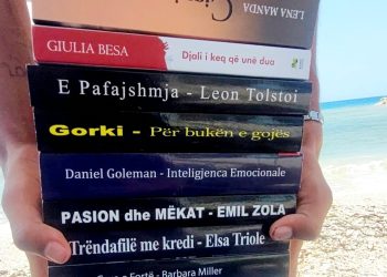 A shiten librat në bregdet? Flet djaloshi që i shet: “Kur dinë të lexojnë, po”