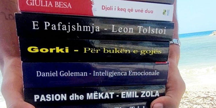 A shiten librat në bregdet? Flet djaloshi që i shet: “Kur dinë të lexojnë, po”