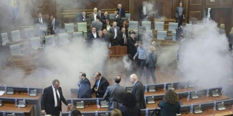 Përplasje në Kuvendin e Kosovës/ Sulmohet Albin Kurti