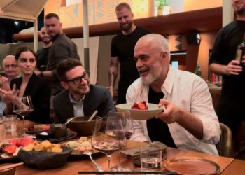 ME FOTO/ Alex Soros publikon foto nga darka e ditëlindjes së Ramës