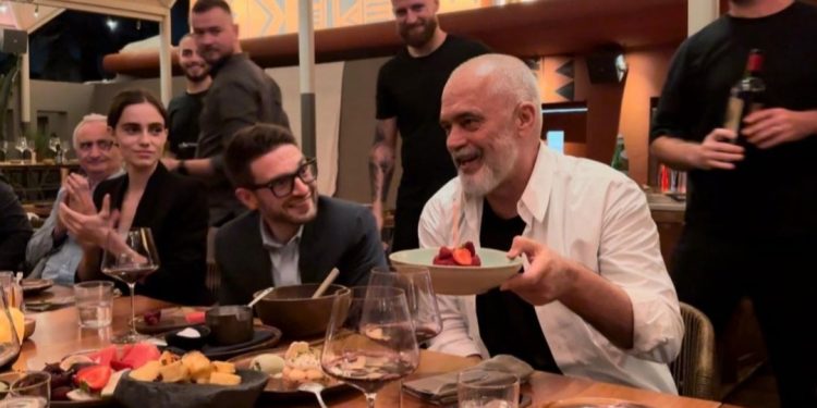 ME FOTO/ Alex Soros publikon foto nga darka e ditëlindjes së Ramës