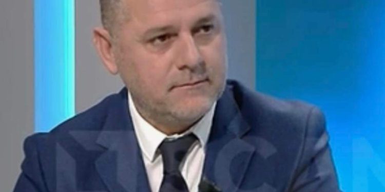 Librat për bibliotekat  shkollore, reagon drejtuesi i bordit rekomandues “Përpara se të na baltosin, të dërgojnë  librat që mendojnë”