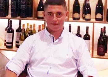 E rëndë/ Shkon të marrë kolitë me ujë në bodrum, ashensori zë poshtë 18 vjeçarin