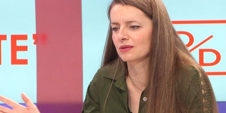 Debati mbi librat në bibliotekat shkollore, reagon Loreta Berhami/ “Akuzuan ‘Pegin’, por le të numërojnë titujt e të shohin në ka anësi”