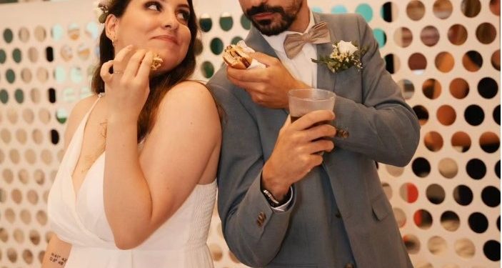 E bëjnë dasmën me hamburger McDonaldsi/ Çifti qortohet nga tërë rrjeti