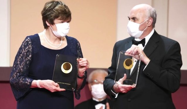 NOBELI NË MJEKËSI/ Fitojnë dy shkencëtarë që mundësuan krijimin e vaksinave mRNA