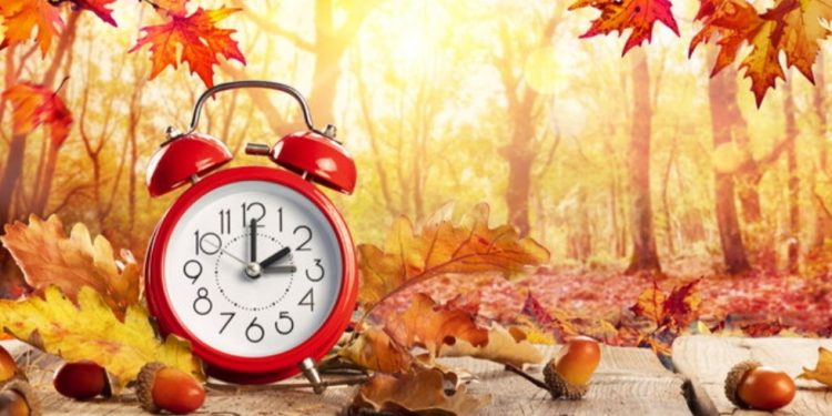 Akrepat një orë pas/ Kthehet koha diellore