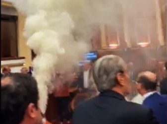 Parlamenti live/ Zjarr në sallën e Kuvendit
