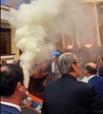 Parlamenti live/ Zjarr në sallën e Kuvendit