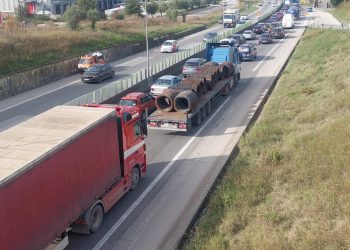 “Po na kthehet në gangrenë, nuk e dimë deri kur do vazhdojë”/ Qytetarët ankohen për trafikun super të rënduar në autosdradë- mbikalimi i Kasharit-Rinas