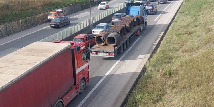 “Po na kthehet në gangrenë, nuk e dimë deri kur do vazhdojë”/ Qytetarët ankohen për trafikun super të rënduar në autosdradë- mbikalimi i Kasharit-Rinas