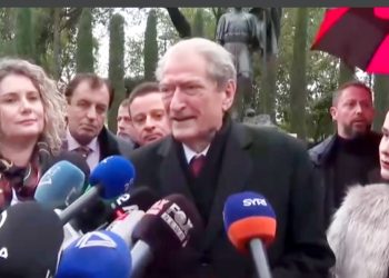 Sot Dita e Pavarësisë, Berisha betohet para varrit të Ismail Qemalit: “Pashiqin shqiptar do e dërgojmë në Beograd, aty ku e ka vendin”