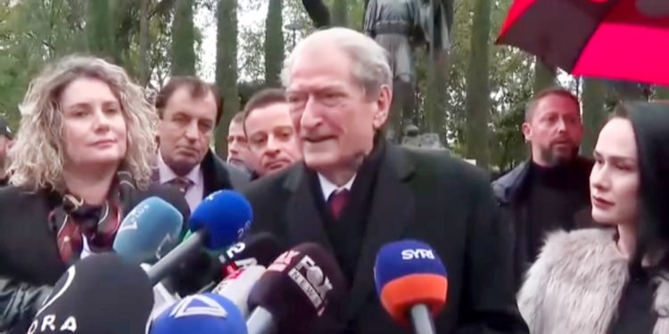 Sot Dita e Pavarësisë, Berisha betohet para varrit të Ismail Qemalit: “Pashiqin shqiptar do e dërgojmë në Beograd, aty ku e ka vendin”