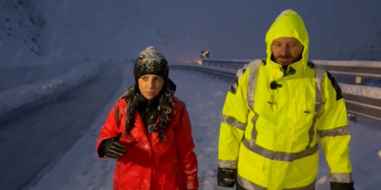 Moti i keq, Balluku apel nga terreni: “Po nuk e keni emergjente, mos lëvizni. Nuk është ky momenti”