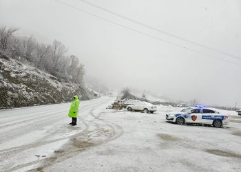 Dëbora bllokon disa akse rrugore/ Njoftimi i Policisë