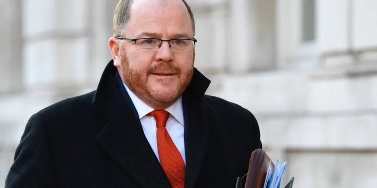 ANGLI/Jep dorëheqjen ministri: “Nuk me dilte rroga të paguaja kredinë”