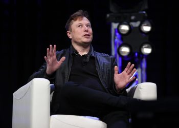 Instalohet çipi i parë në trurin e njeriut. Elon Musk: “Mundëson kontrollin e telefonit ose kompjuterit, thjesht duke u menduar”