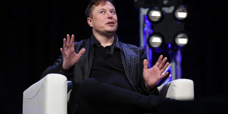 Instalohet çipi i parë në trurin e njeriut. Elon Musk: “Mundëson kontrollin e telefonit ose kompjuterit, thjesht duke u menduar”