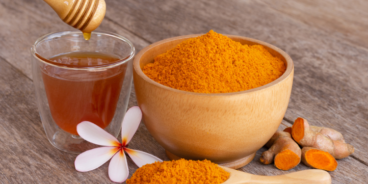 Kurkumë dhe mjaltë, ilaçi natyral kundër kollës dhe ftohjes