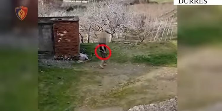 DHUNA NË FAMILJE/ Kërcënoi me sëpatë të atin, prangoset 35 vjeçari