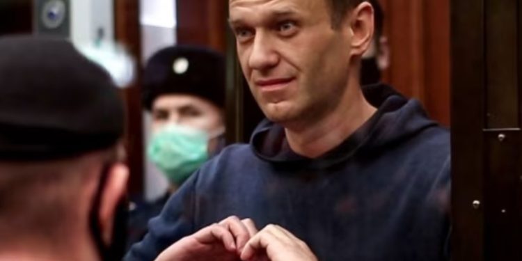 “U vra me teknikën e grushtit në zemër”/ Ja si e shpjegon vrasjen e Navalny-t ish-agjenti i KGB-së