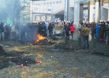 Fermerët pushtojnë Brukselin/ 1000 traktorë bllokojnë sheshin para Parlamentit Evropian (live)