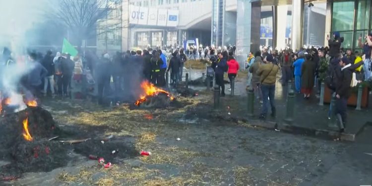 Fermerët pushtojnë Brukselin/ 1000 traktorë bllokojnë sheshin para Parlamentit Evropian (live)