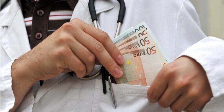 Si bëhej pazar me jetën te Onkologjiku/ “Kërkonte 5 mijë euro, por për ju tha 4”, koordinatori: Po më nxirrni keq! I premtova që… (DOSJA)