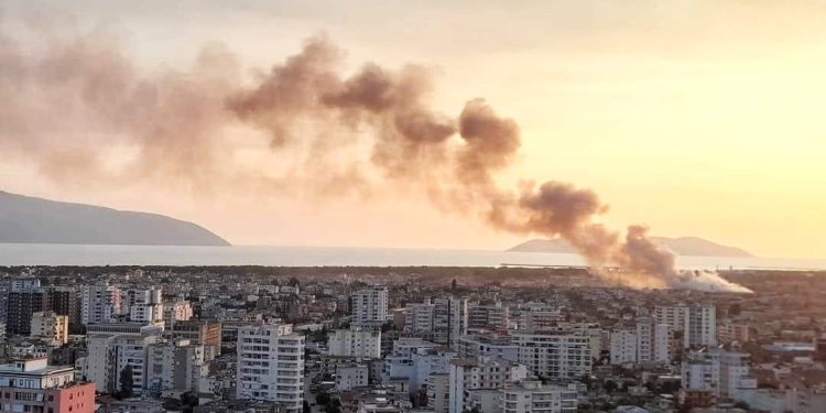 “Kujdes në Vlorë se ka tym toksik”/ Ministria e Jashtme hollandeze paralajmëron turistët që vijnë në Shqipëri