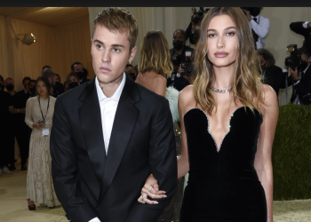 “Mirëserdhe Jack Blues Bieber”/ Hailey dhe Justin Bieber mirëpresin fëmijën e tyre të parë