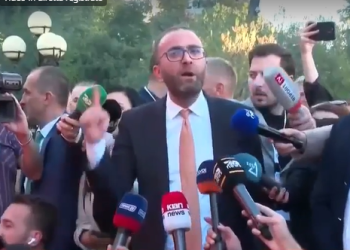 Seanca pas burgosjes së Salianjit, opozita djeg karriget. Bardhi: “Nuk është dorëzim mandatesh, përballë do na kenë!”