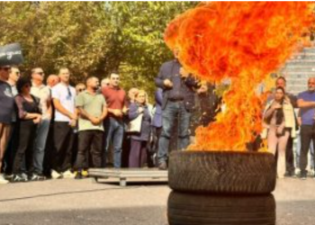Vijon dënimi i demokratëve/Policia procedon Klevis Balliun dhe  Adriana Kalanë. Akuzat