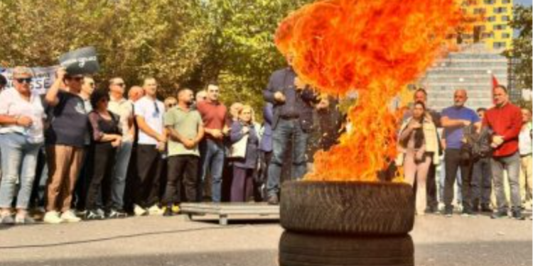 Vijon dënimi i demokratëve/Policia procedon Klevis Balliun dhe  Adriana Kalanë. Akuzat