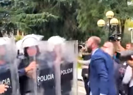 Trazirat në Kuvend/ Policia çon prapë në SPAK deputetët e opozitës